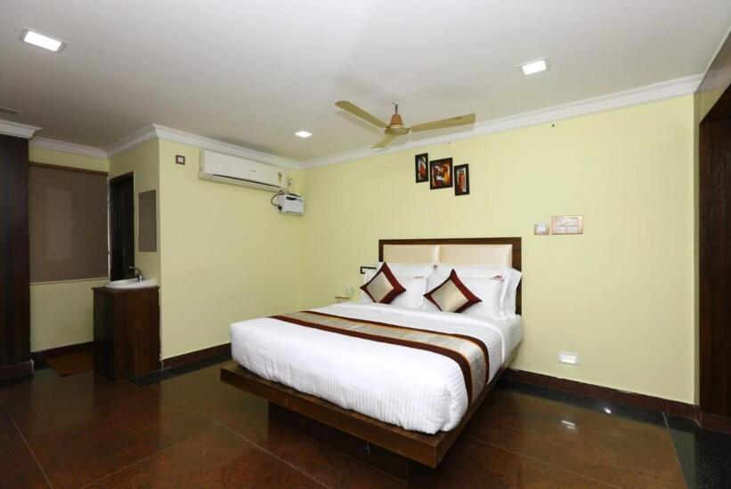 Hotel Titanium Tower Madras Buitenkant foto